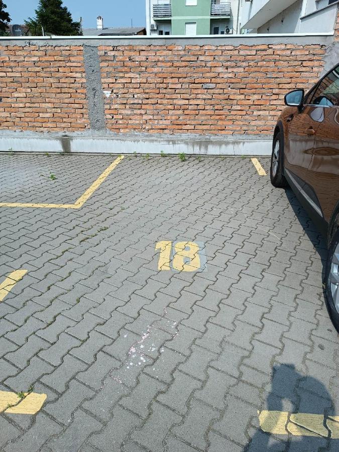נובי סאד Vertigo Modern Studio-Free Private Parking-Fast Wi-Fi מראה חיצוני תמונה